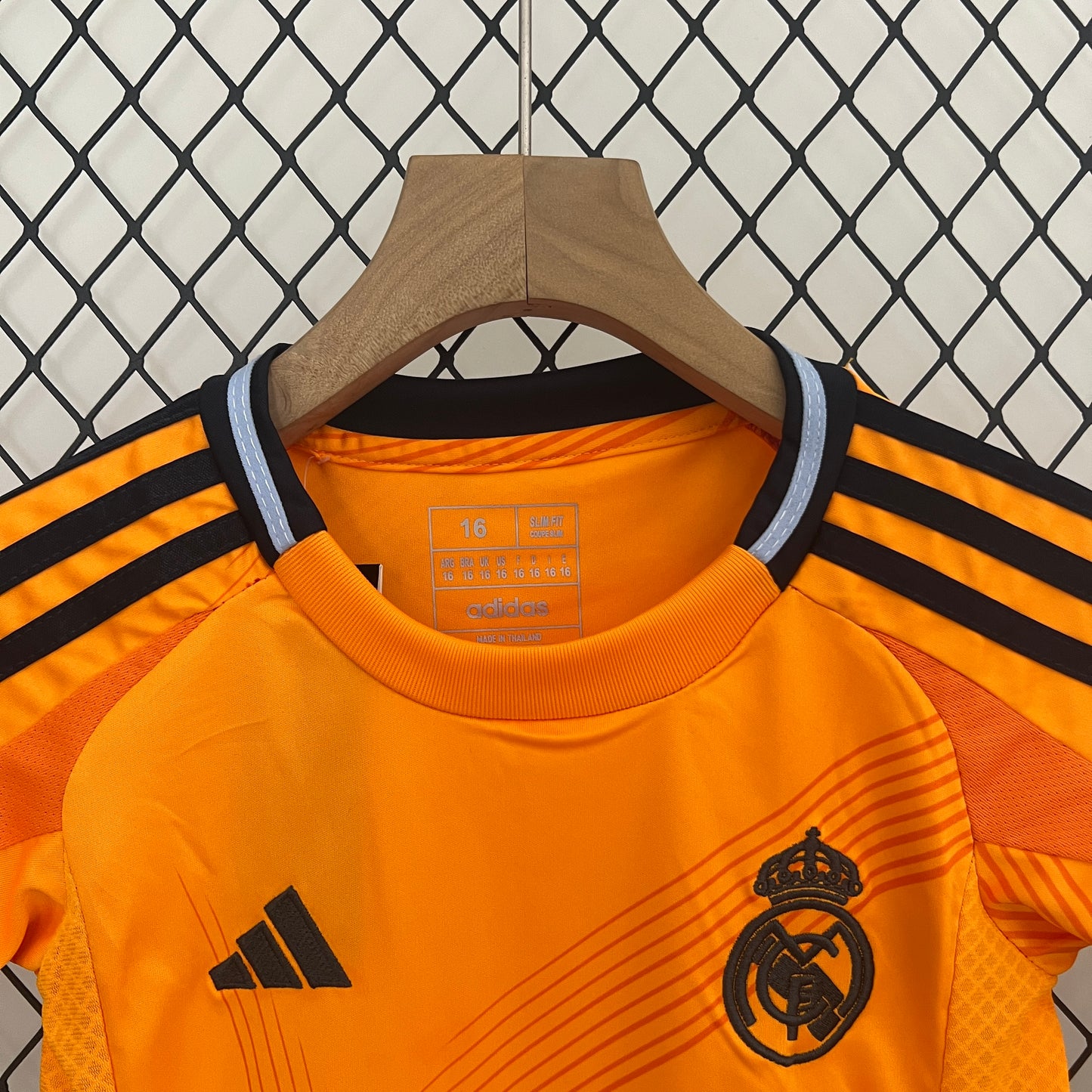 Maillot Extérieur Enfant Real Madrid 2024/2025 Taille : 16-28