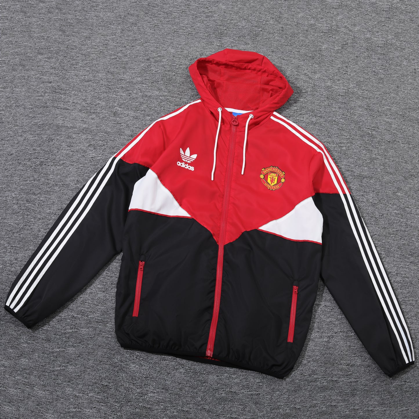 Trench coat Manchester United, disponible en tailles S à XXL.