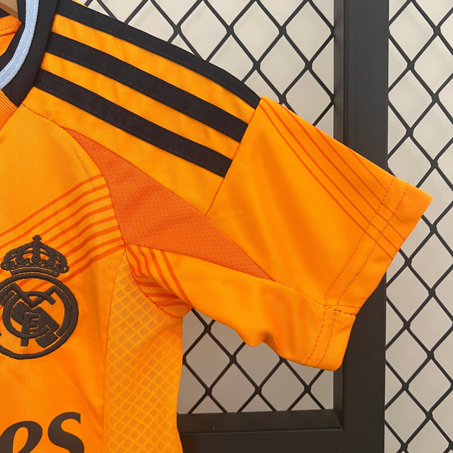 Maillot Extérieur Enfant Real Madrid 2024/2025 Taille : 16-28