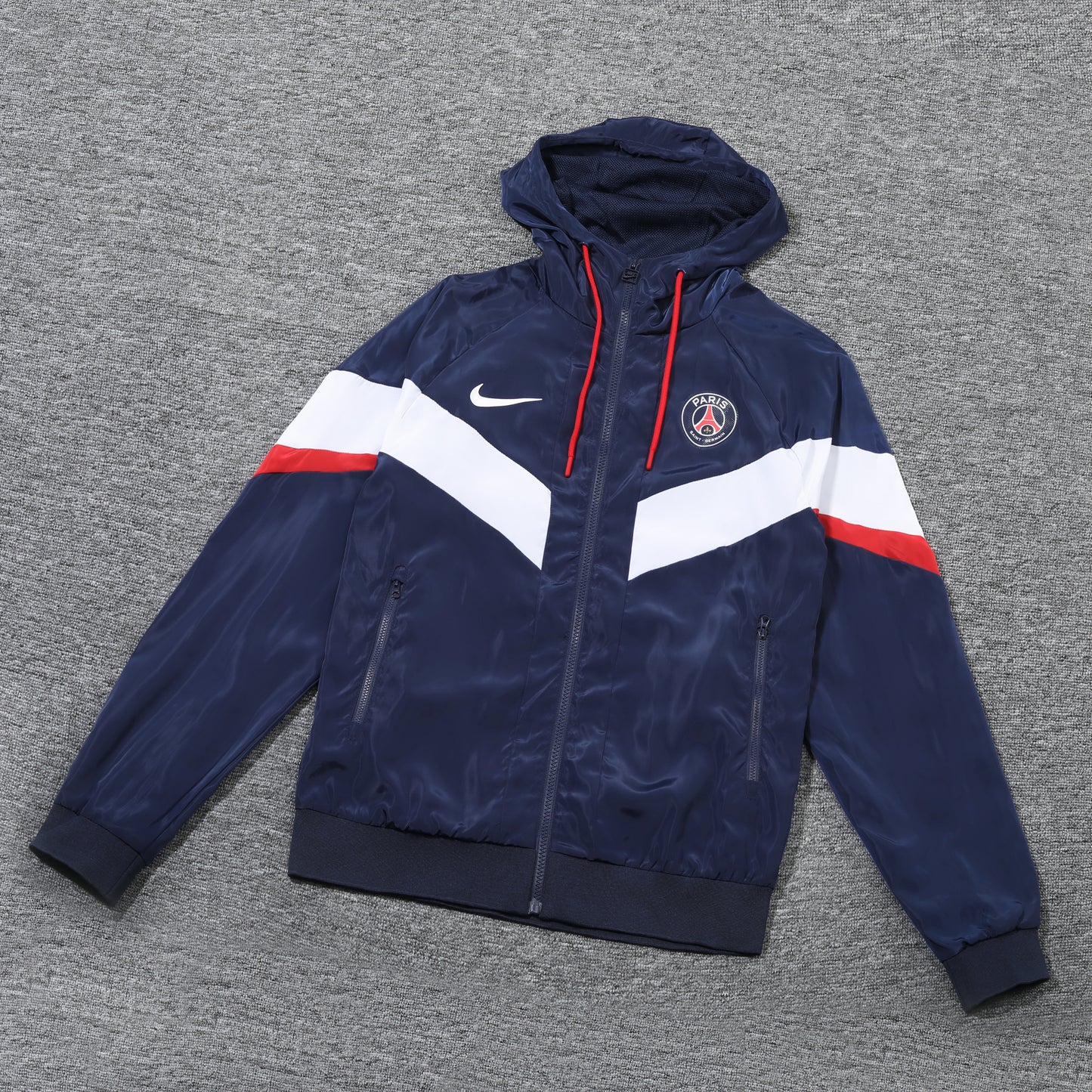 Trench coat Paris Saint-Germain, disponible en tailles S à XXL.